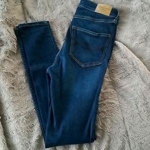 🌸Abercrombie &Fitch distressed skinny jeans